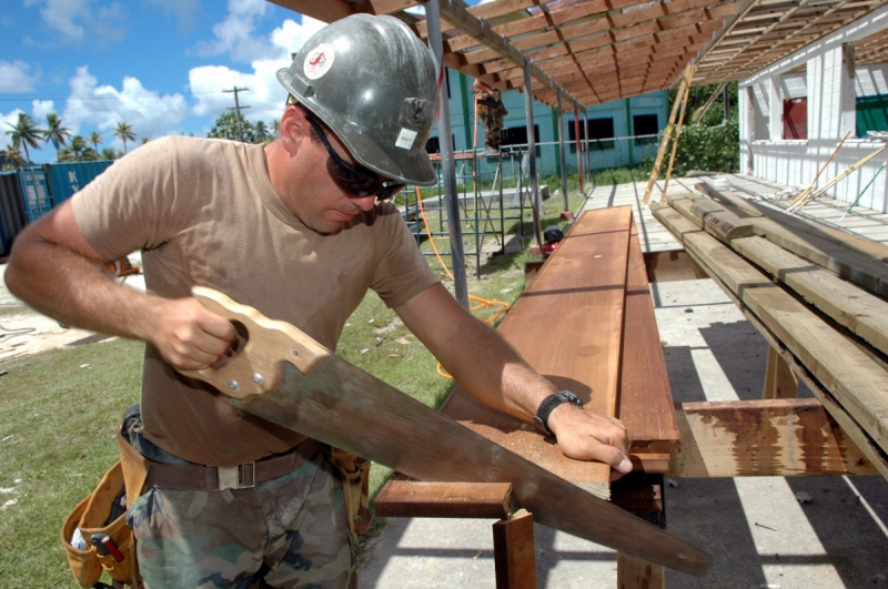 ebeniste-LA CADIERE D AZUR-min_worker_construction_building_carpenter_male_job_build_helmet-893290